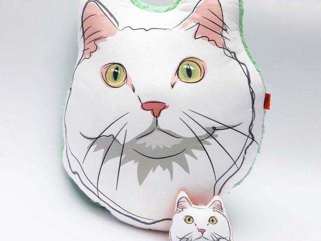 Pack Almohada Decorativa + llavero gato blanco