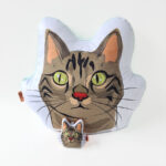 Pack Almohada decorativa y Llavero de tela hecho a mano con la ilustracion original de gato atigrado gris (tabby)