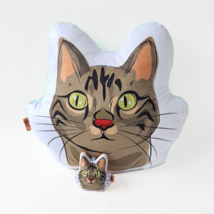Pack Almohada decorativa y Llavero de tela hecho a mano con la ilustracion original de gato atigrado gris (tabby)