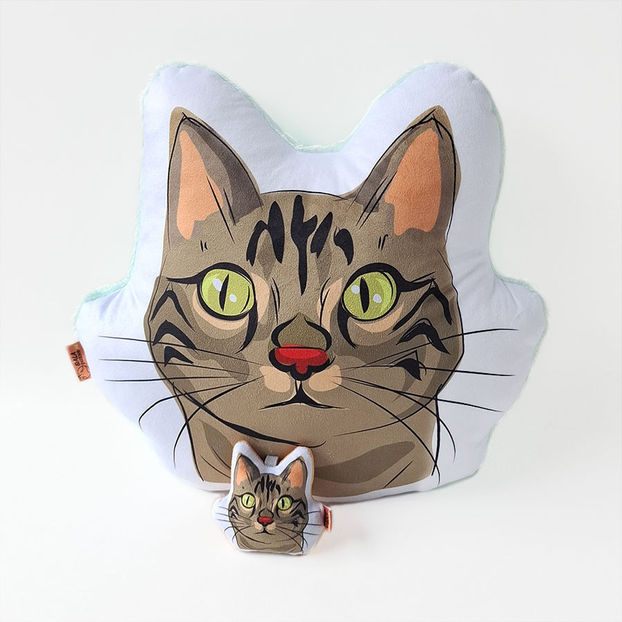 Pack Almohada decorativa y Llavero de tela hecho a mano con la ilustracion original de gato atigrado gris (tabby)