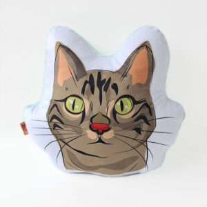 Almohada decorativa con la ilustracion original de gato atigrado gris plomo tabby